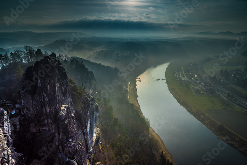 Elbe am Elbsandsteingebirge in der sächsischen Schweiz in Ostdeutschland am frühen Morgen mit Morgennebel 