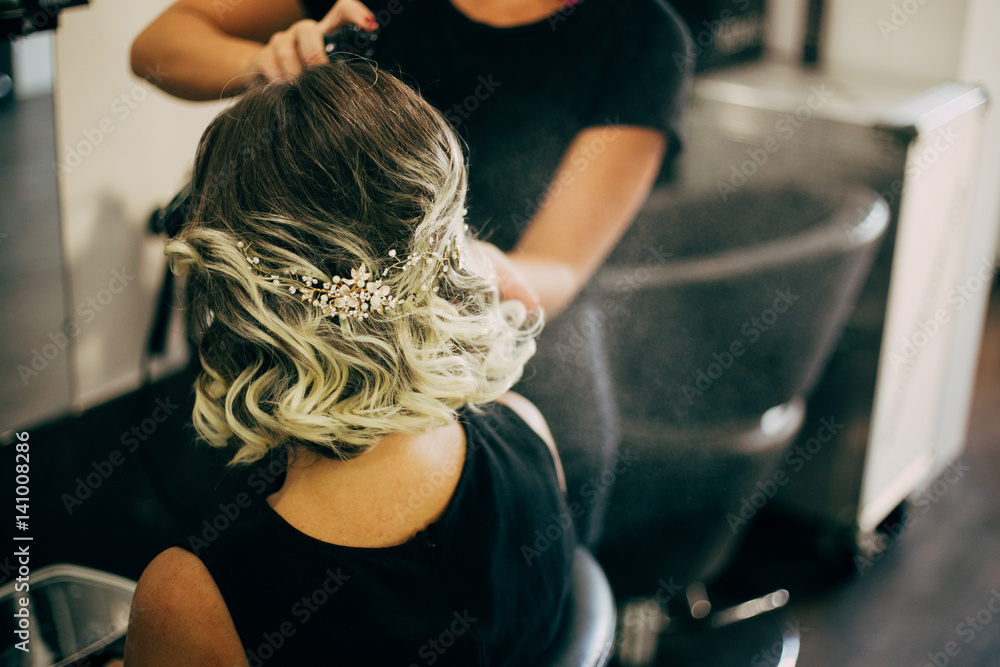 Naklejka premium getting ready for a wedding