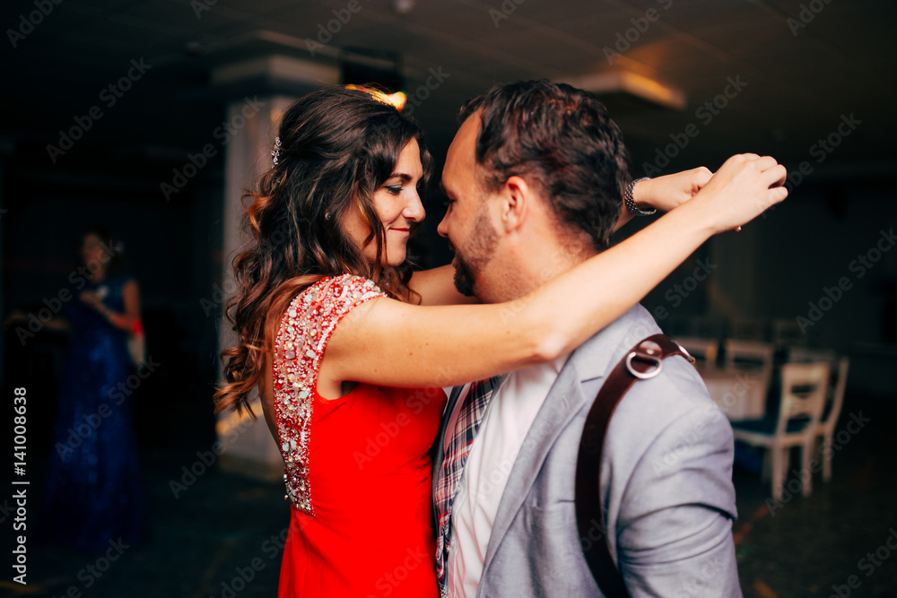 Obraz premium beautiful couple dancing on the dance floor