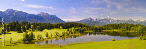 Panorama Landschaft mit Frühlingswiese und See im Allgäu © Wolfilser