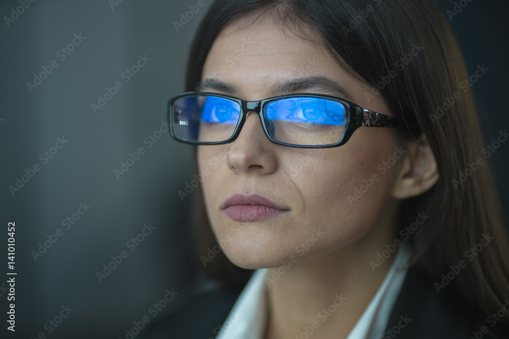 Naklejka premium Piękna kobieta w okularach