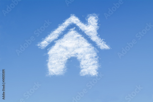 Haus aus Wolken vor blauem Himmel