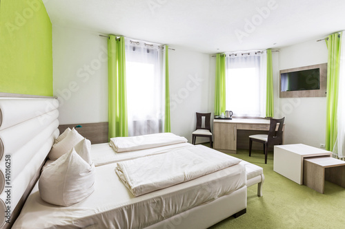 Hotelzimmer mit Doppelbett und Schreibtisch