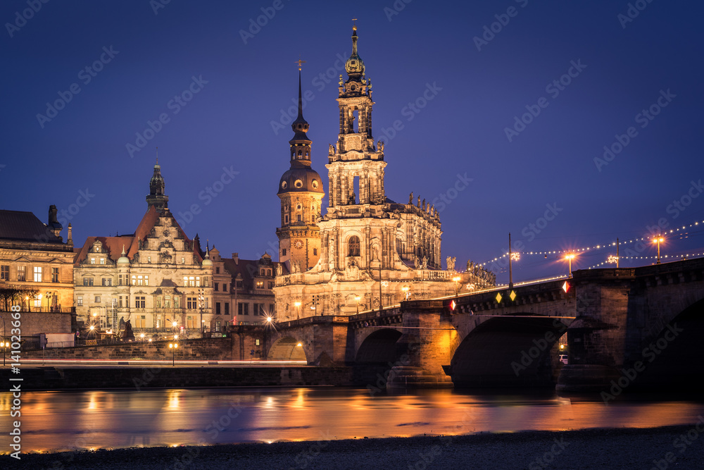 Augustusbrücke und Hofkirche in Dresden am Abend, Sachsen in Deutschland