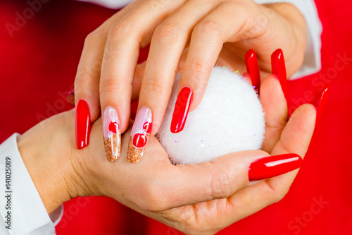 red nails decorated for your fantastic Christmas