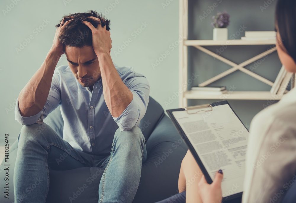 Guy at the psychologist StockFoto Adobe Stock