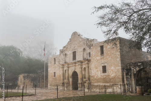 Foto The Alamo in the Fog From the Right