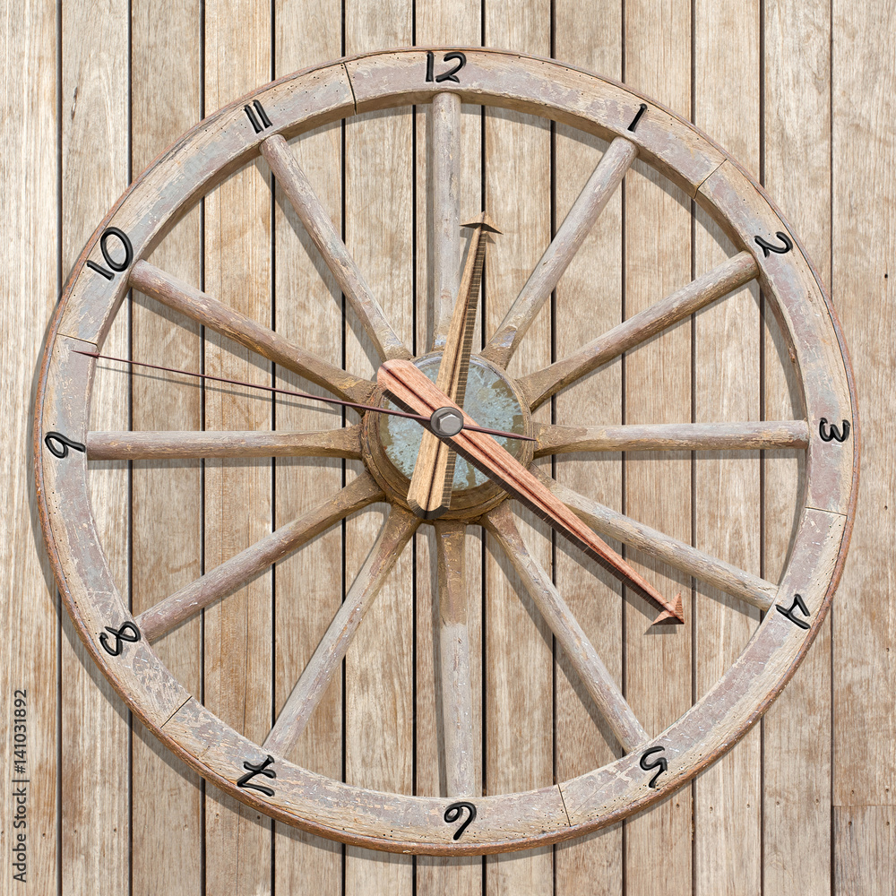 horloge murale roue de charrette, fond bois 