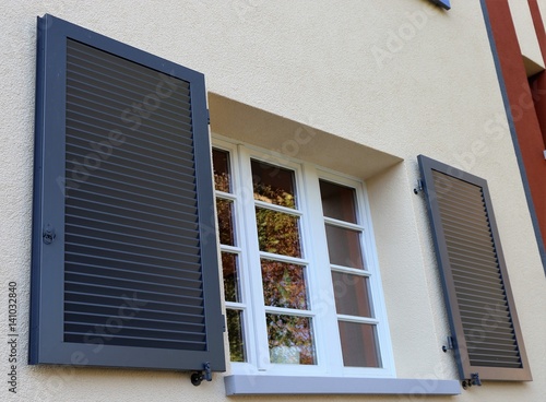 Fenster mit Klappladen aus Holz, Außenaufnahme