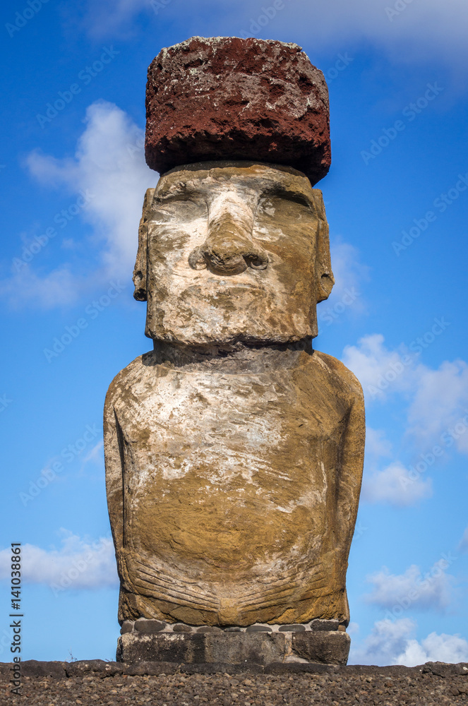 Fototapeta premium Moai statue, ahu Tongariki, easter island