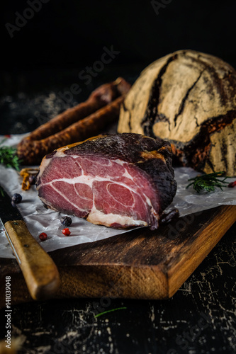 Vesperbrett mit Wildschinken und Brot photo