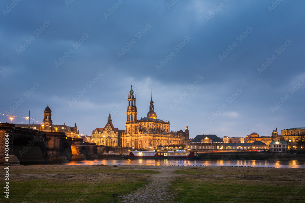 Augustusbrücke und Hofkirche in Dresden am Abend, Sachsen in Deutschland Augustusbrücke und Hofkirche in Dresden am Abend, Sachsen in Deutschland