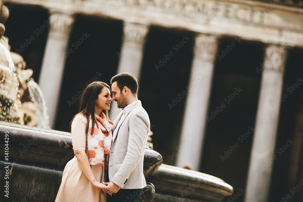 Fototapeta premium Loving couple in front of the Pantheon in Rome