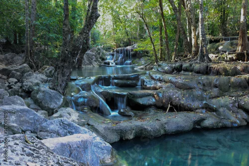 Obraz Siklawa w lesie przy Erawan siklawy parkiem narodowym, Kanchanaburi, Tajlandia