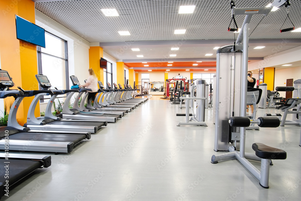 Fototapeta premium Wnętrze bieżni w sali fitness