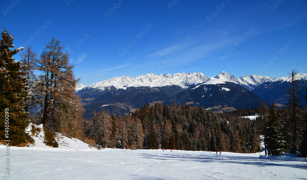 Paesaggio di montagna d'inverno, italia, dolomiti
