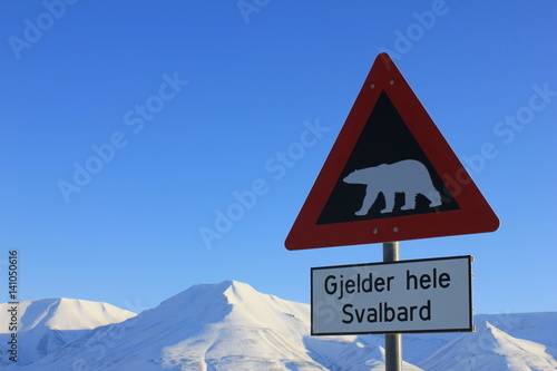 gjelder hele svalbard Achtung Eisbär Schild in Spitzbergen photo