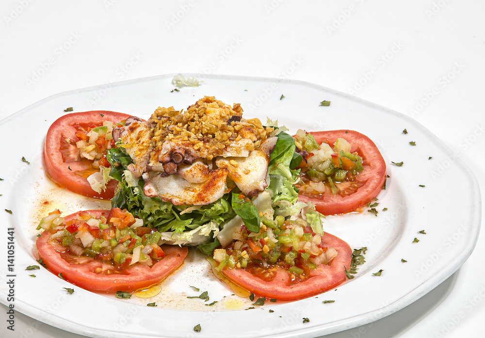 Ensalada de Pulpo con rodajas de tomate natral Ensalada de Pulpo con rodajas de tomate natral