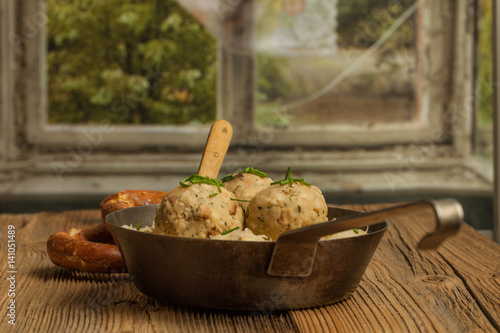 Knödel und Sauerkraut