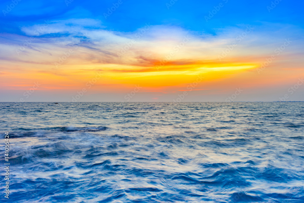 Obraz premium beautiful sunset at the sea with colorful shading sky