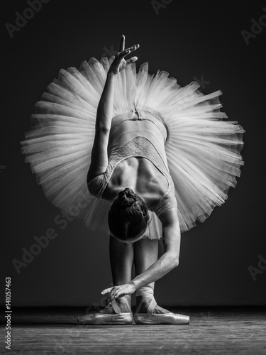 Fototapete Young beautiful ballerina posing in studio