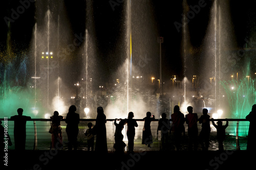 Silhouettes of people watching the musical fountain show © Freelancer