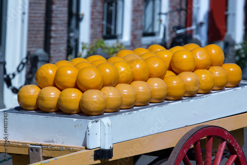 edam paese turistico olandese famoso per il suo formaggio festa promozionale formaggio edam olanda europa  photo