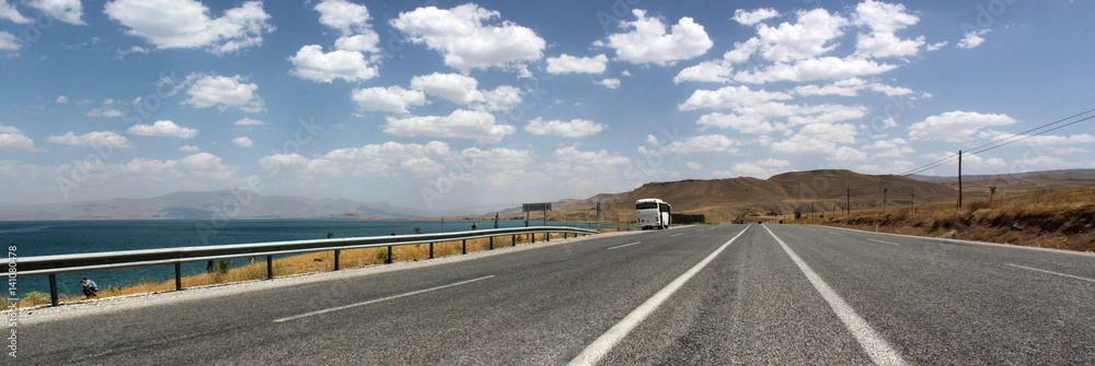 ein Reisebus macht eine Pause an einer vierspurigen Schnellstraße am Van Gölü in Kurdistan, Anatolien, Türkei