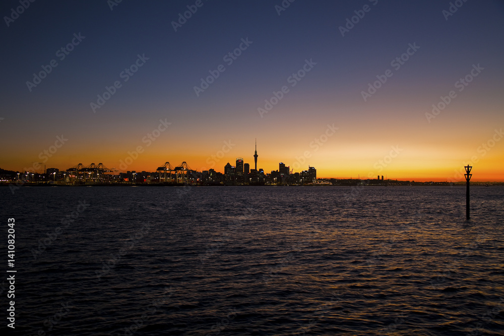 Naklejka premium Auckland evening skyline
