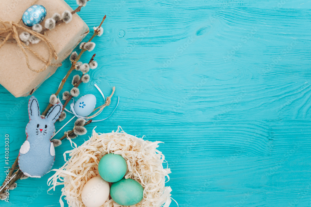 Naklejka premium Easter concept. greeting card, eggs and present on a blue background