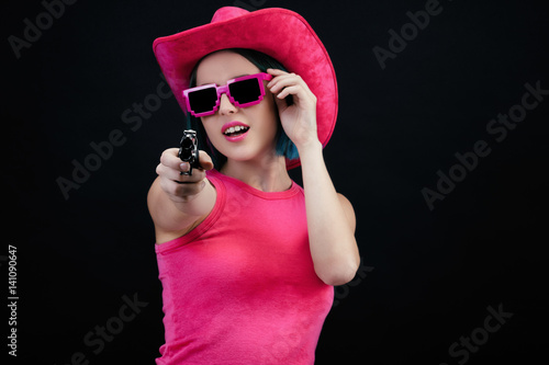 Portrait d'une jeune femme déguisé en cowgirl	 photo