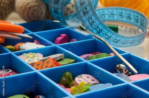 Bilde på lerret Accessories for needlework in a box with cells