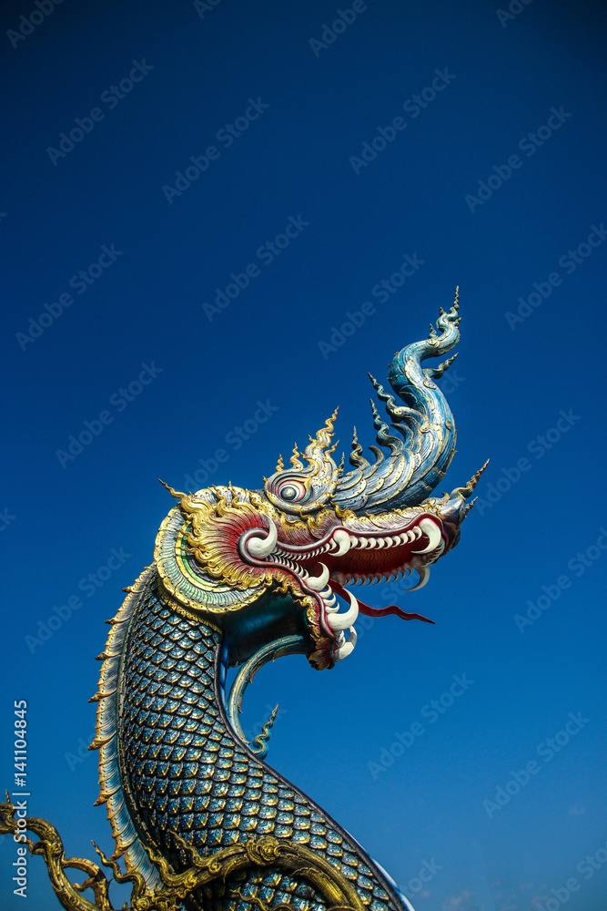 Fototapeta premium head of serpent statue