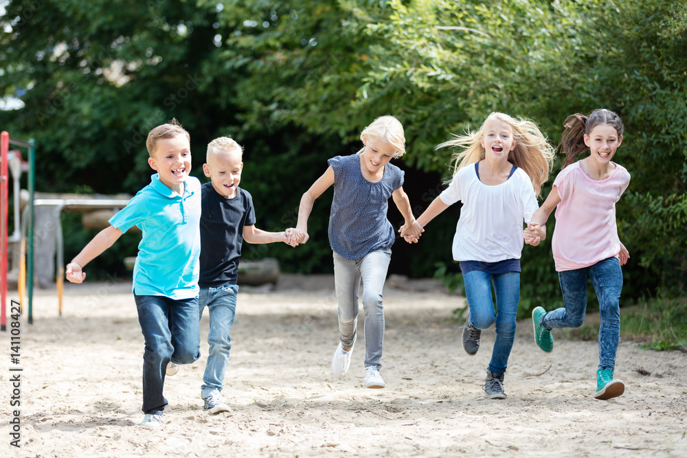 Kinder laufen auf dem Schulhof StockFoto Adobe Stock