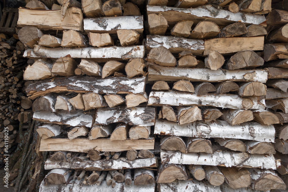 Holzstoß aus Birkenholz mit einem Muster aus Längsscheiten und Querscheiten Holzstoß aus Birkenholz mit einem Muster aus Längsscheiten und Querscheiten