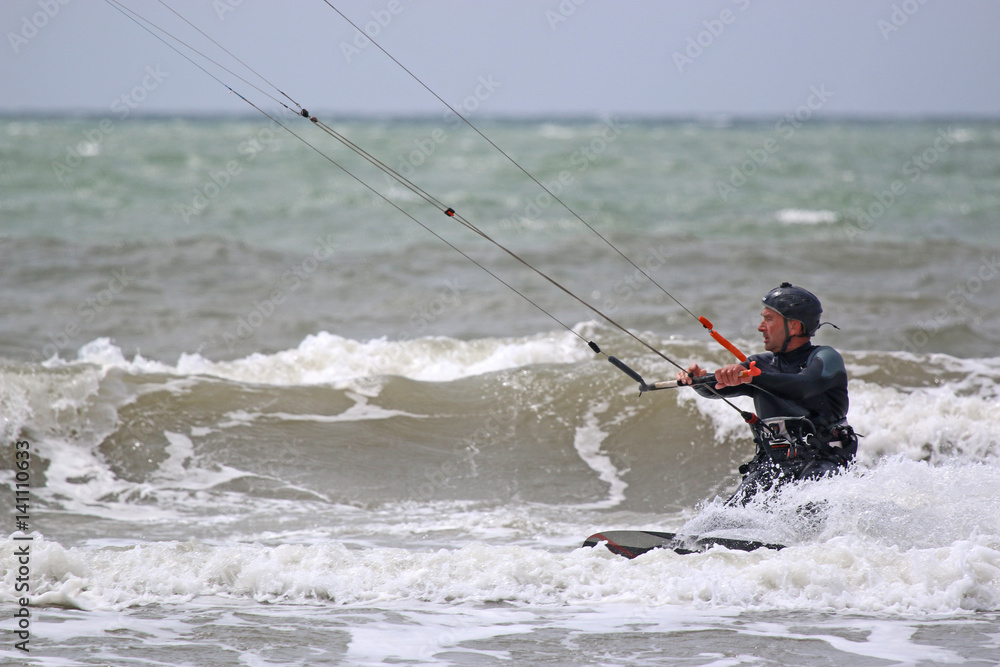 Naklejka premium kitesurfer in waves