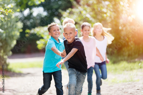 Kinder laufen auf dem Schulhof