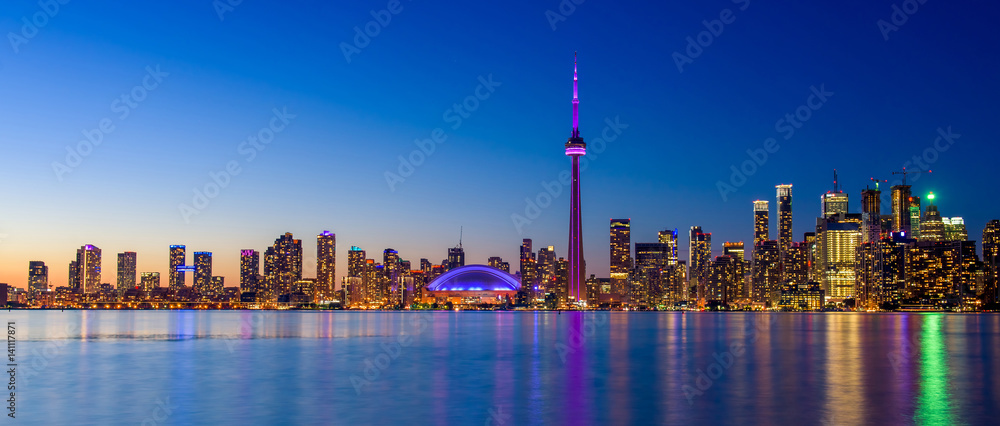 Fototapeta premium Panoramę miasta Toronto w nocy, Ontario, Toronto