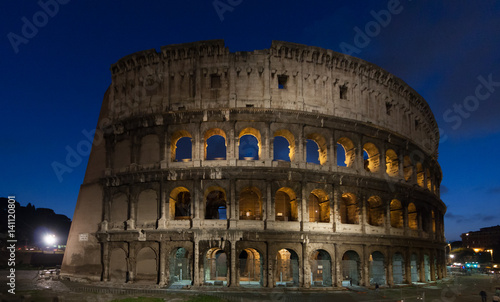Colisée de Rome de nuit