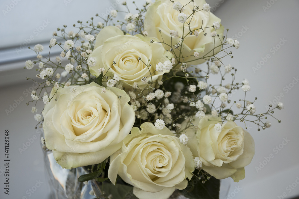 Obraz premium White tender roses in the bouquet