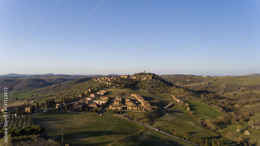 Vista aerea di Monticchiello in Toscana
