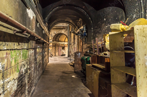 Tableau sur toile Internal courtyards of multi-storey and multi-apartment buildings of the 19th century in the central districts of St