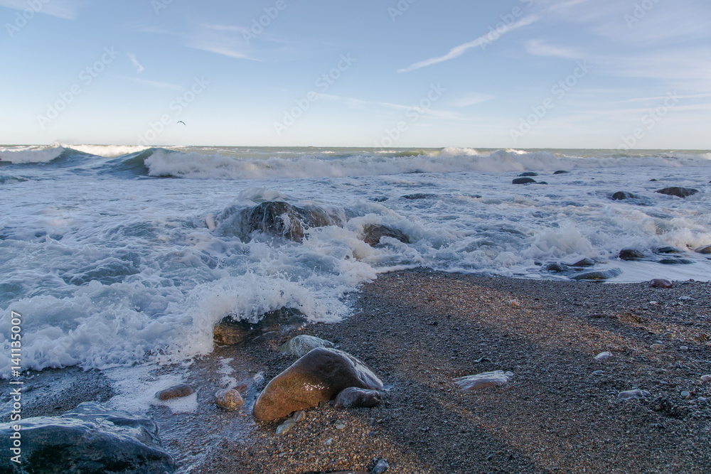 Obraz premium waves roling to the beach