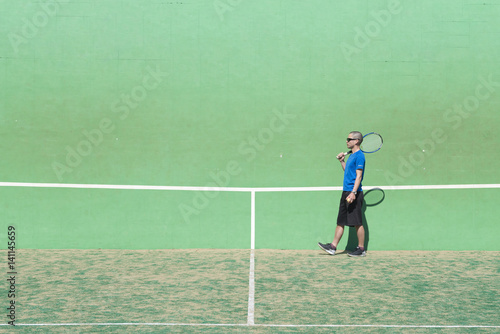 テニスをする男性 © hakase420