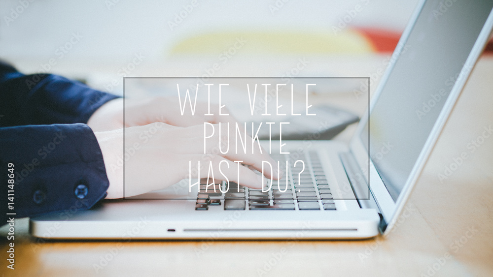 Wie viele Punkte hast du, German text for What's your Score text over young man typing on laptop at desk - obrazy, fototapety, plakaty 
