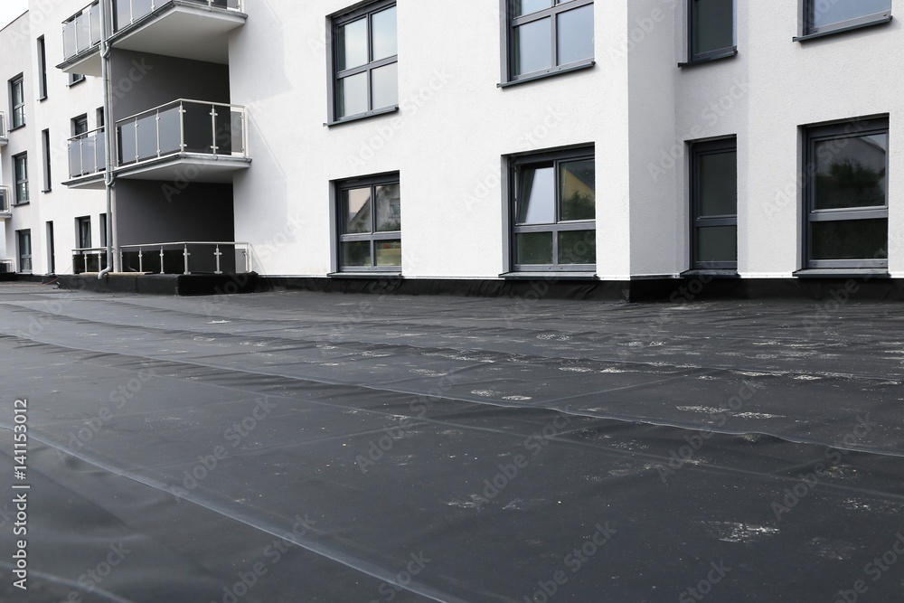 Fototapeta premium Flachdachabdichtung mit Bitumen (Waterproofing flat roof with bitumen)