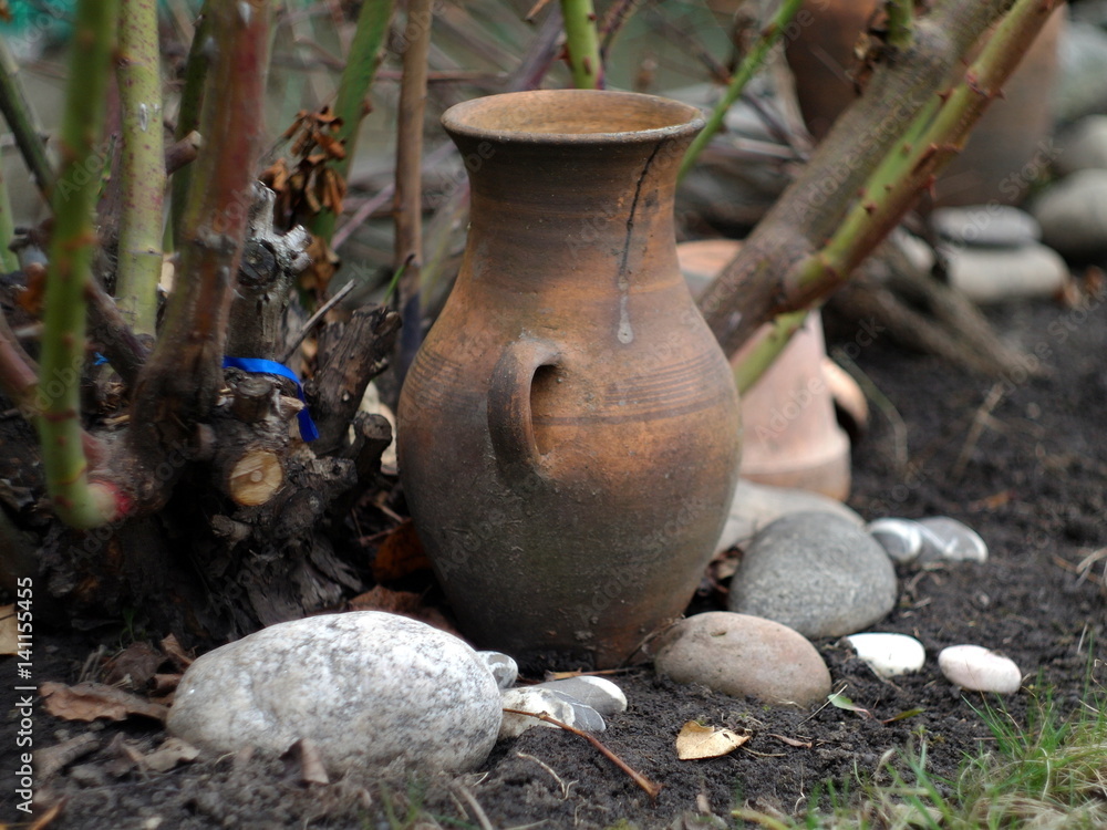 Obraz premium Old pitchers in the garden