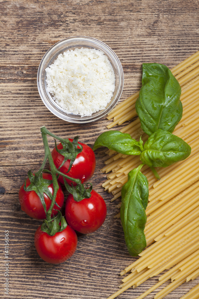 Rohe Spaghetti auf dunklem Holz StockFoto Adobe Stock