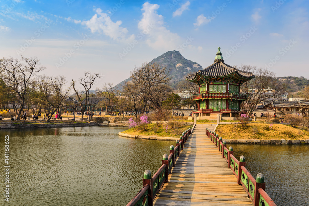 Naklejka premium Wiosna w pałacu Gyeongbokgung, Seul, Korea Południowa