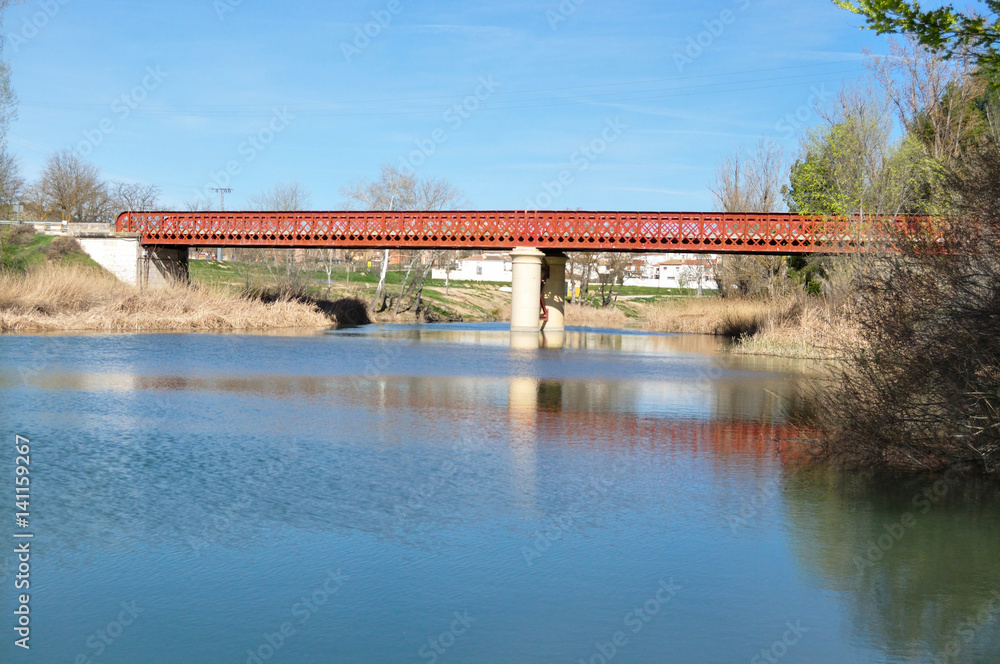 Puente rojo sobre el Río Tajo en Madrid